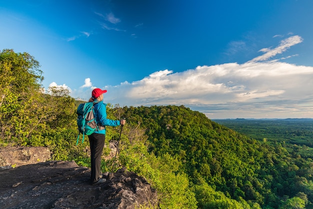 Photo young woman hiking on mountain