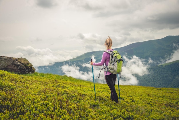 Foto giovane donna che fa un'escursione in montagna