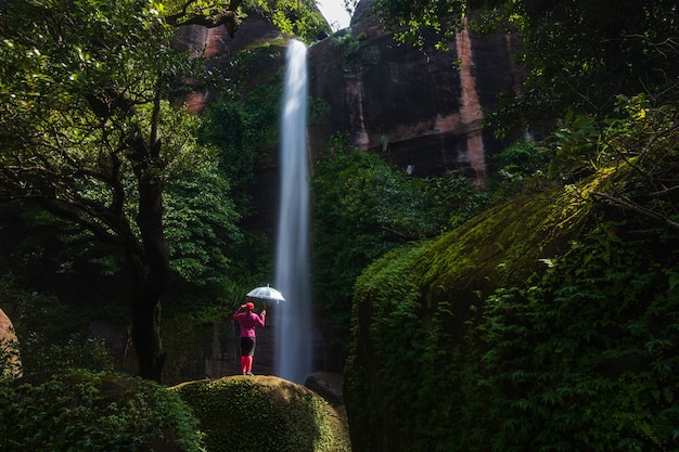 Foto giovane donna che fa un'escursione in cascata