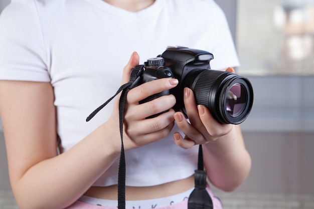 写真 カメラを持っている若い女性