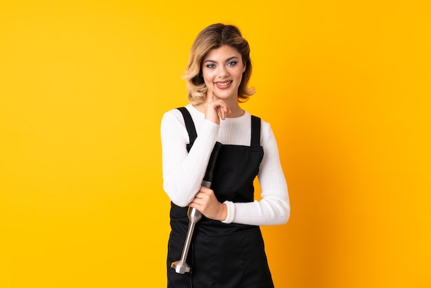 Фото Молодая женщина, держащая ручной блендер