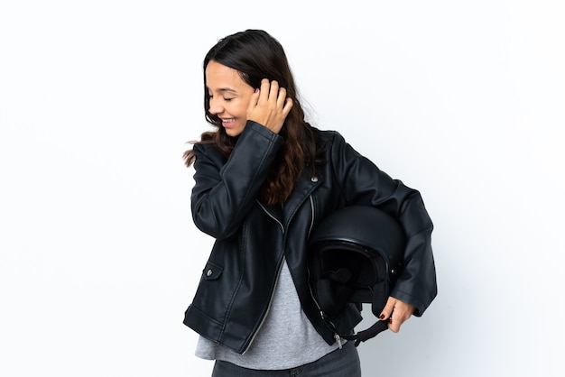 사진 격리 된 흰색 배경 웃음 위에 오토바이 헬멧을 들고 젊은 여자