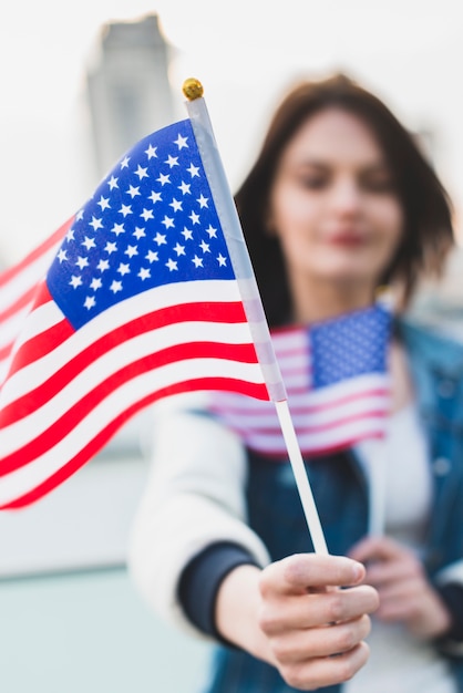 Foto giovane donna con bandiere americane