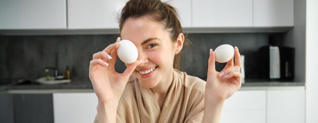 Foto giovane donna con una mela in mano