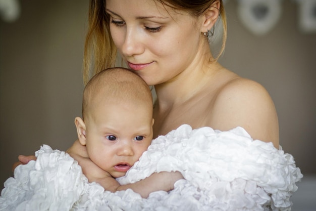 男の子を抱いて若い女性