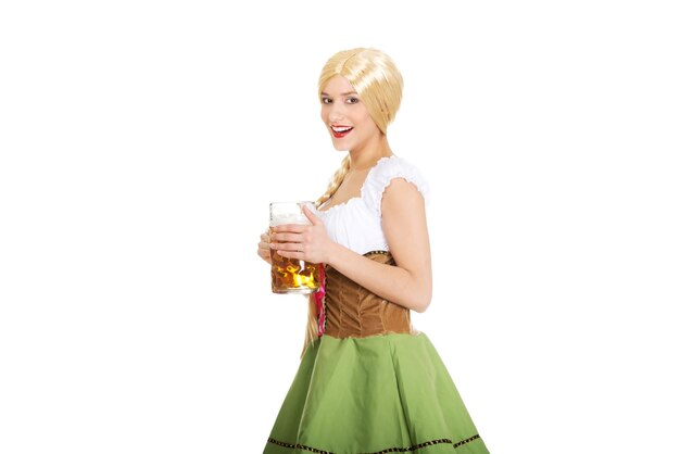 Photo young woman holding beer glass against white background