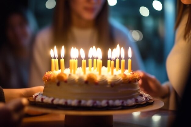 バーで誕生日ケーキを持っている若い女性彼女は友達とろうそくを吹き消す準備ができています