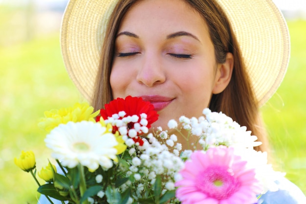 Foto giovane donna che tiene un mazzo di fiori