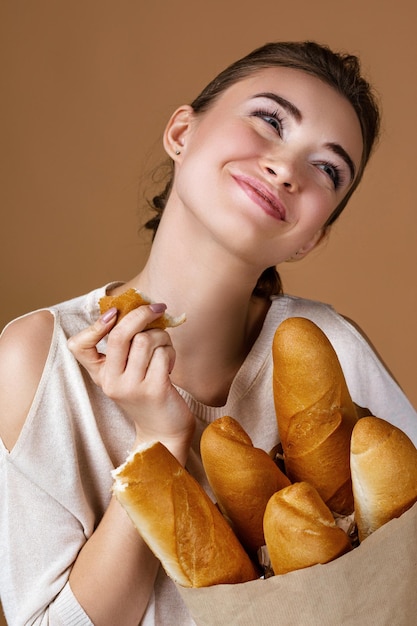Photo young woman holding bread