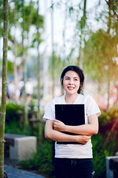 Photo young woman holding business chart