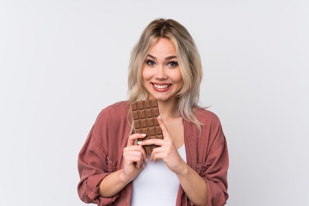 молодая женщина, держащая шоколад