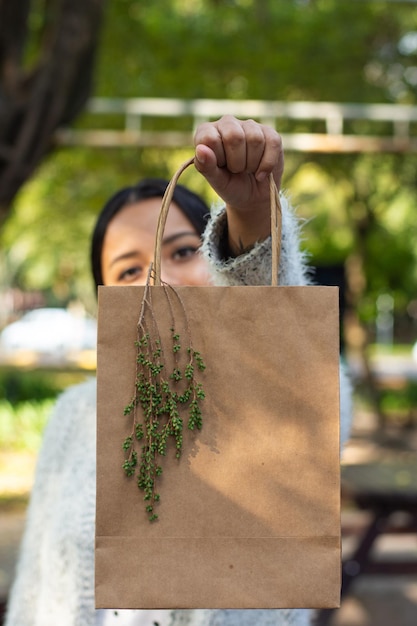 Foto giovane donna che tiene una borsa del regalo di natale