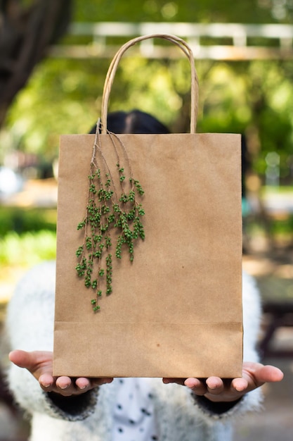 Foto giovane donna che tiene una borsa del regalo di natale