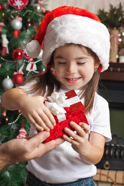 Foto giovane donna con un albero di natale