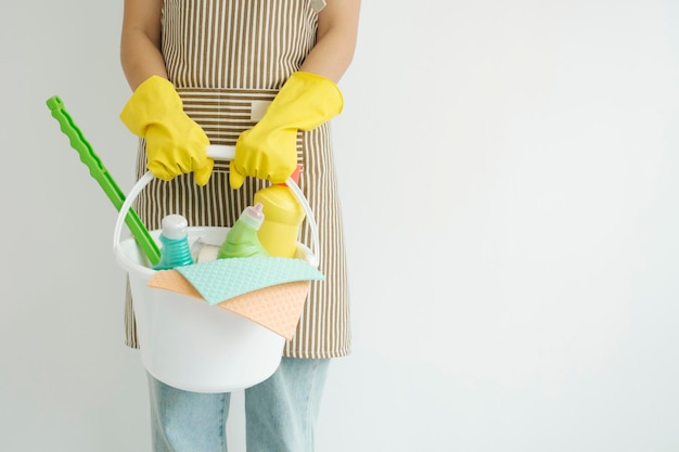 Photo young woman holding cleaning equipments ready for cleaning