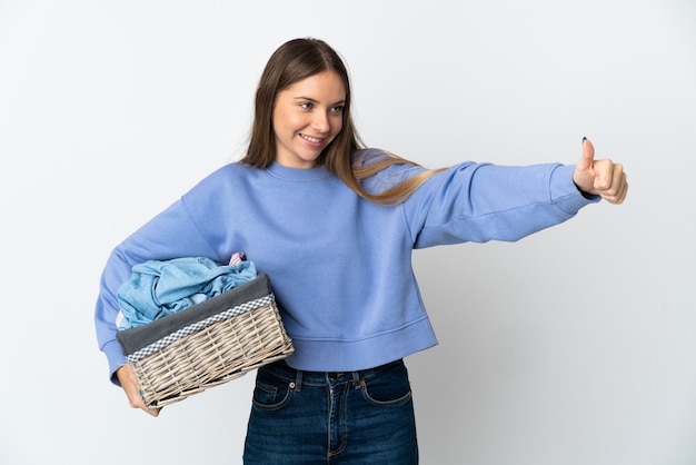 Giovane donna che tiene un cestino dei vestiti