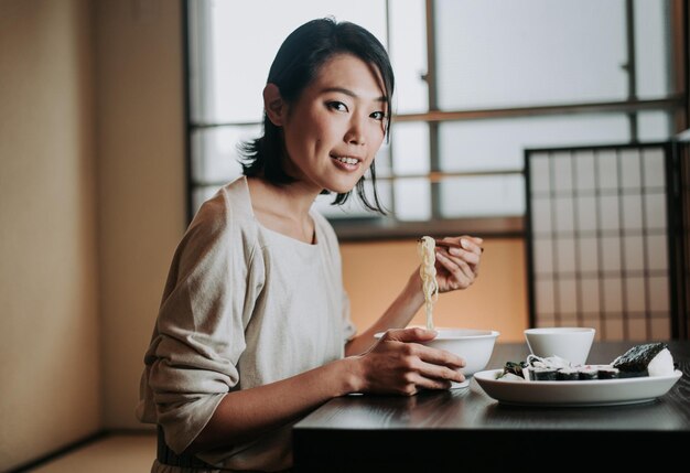 テーブルの上にコーヒーカップを持った若い女性