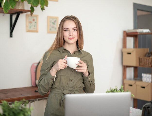 Photo young woman holding coffee cup