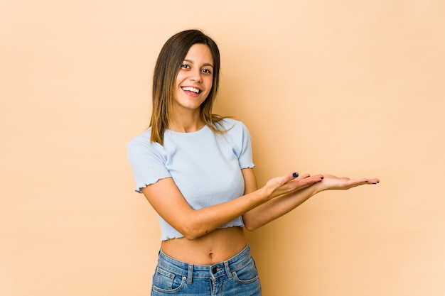 Foto giovane donna che tiene uno spazio della copia su una palma.