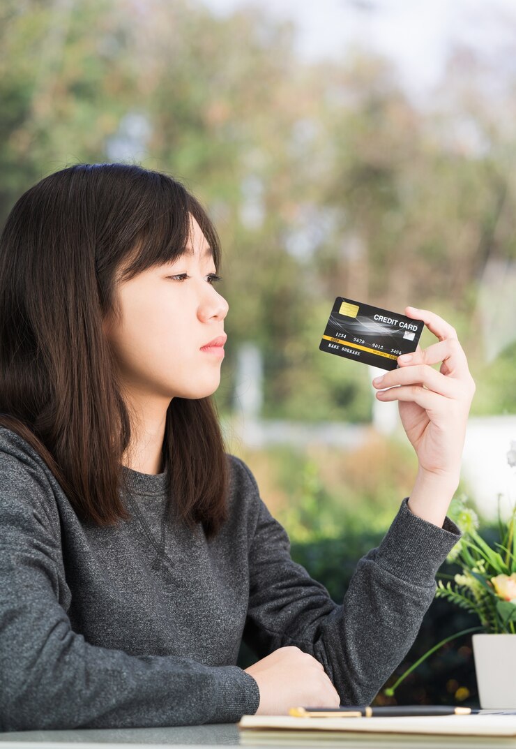 Photo young woman holding credit card