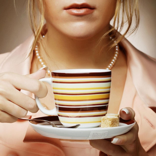 Foto giovane donna che tiene una tazza di caffè