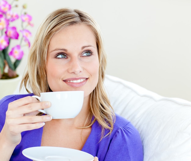 Tazza della holding della giovane donna