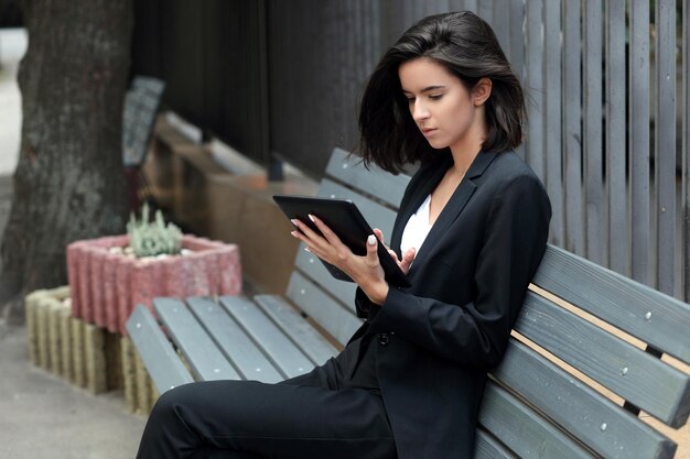 Молодая женщина с цифровым планшетным компьютером
