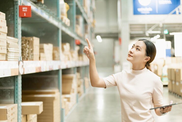 Photo デジタルタブレットを持った若い女性が店に立って指さしている