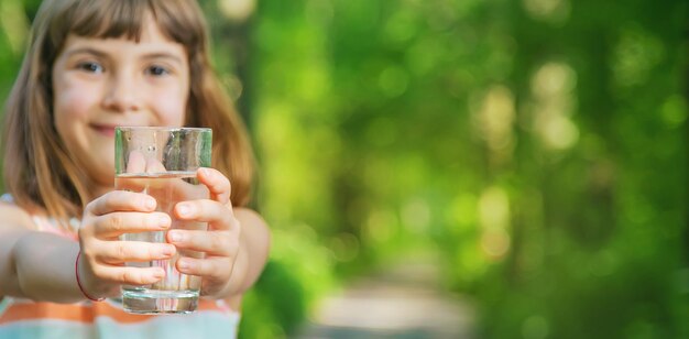 Foto giovane donna con un drink in mano