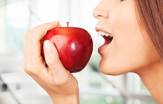 Foto giovane donna che tiene mela fresca