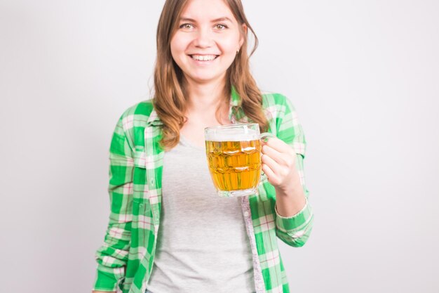 Фото Молодая женщина с свежим пивом
