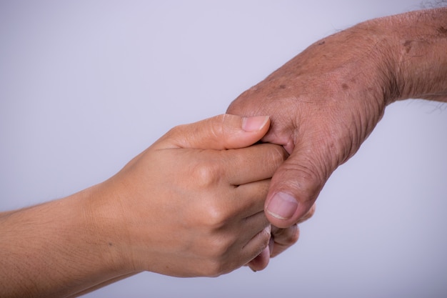 Foto la tenuta della giovane donna passa suo nonno