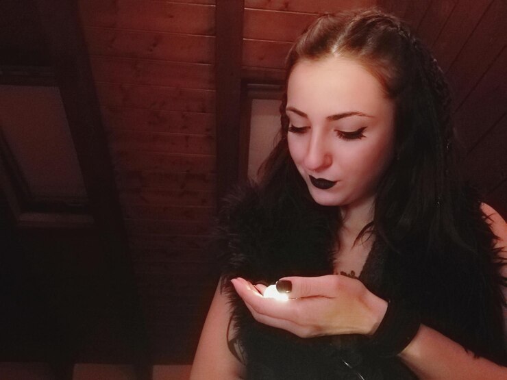 Photo young woman holding illuminated light