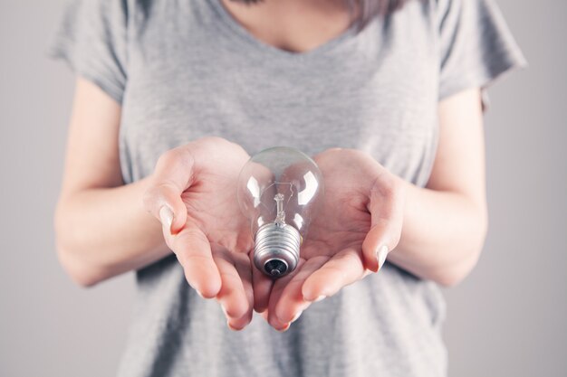 Foto giovane donna con in mano una lampadina