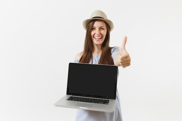 Молодая женщина, держащая современный портативный компьютер с пустым черным пустым экраном для копирования пространства, изолированного на белом фоне. Люди внештатный бизнес, образ жизни, концепция покупок в Интернете. Мобильный офис.