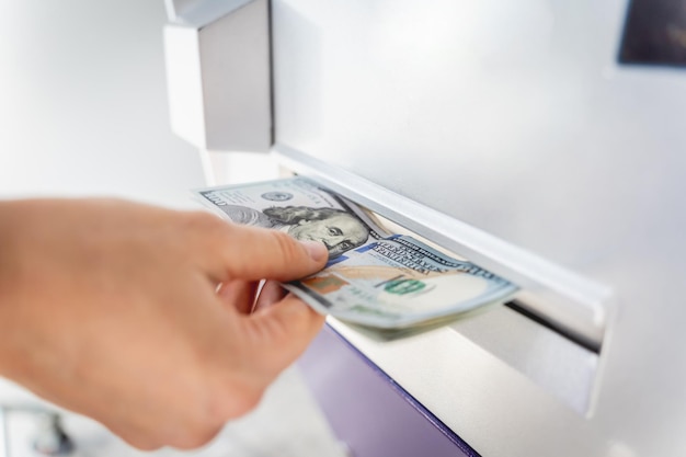 ATMで現金を引き出した後 ⁇ 手に金を持った若い女性