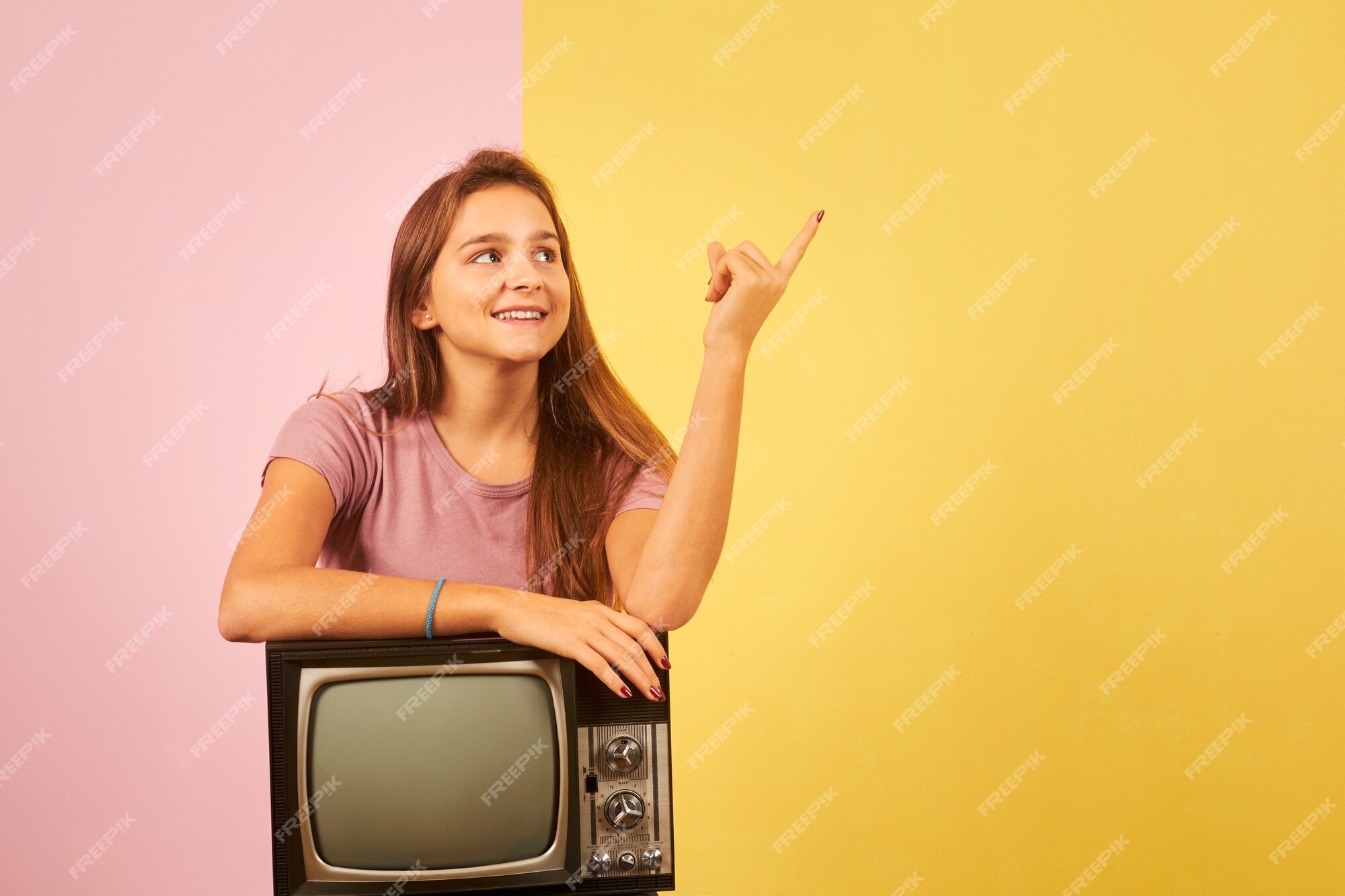 Young Woman Retro TV Hồng: Hãy cùng trở về thời đại hoài niệm với chiếc Young Woman Retro TV Hồng - một món đồ trang trí thú vị cho những ai yêu thích phong cách hoài cổ. Với kích thước nhỏ gọn và thiết kế đơn giản, chiếc tivi này sẽ là điểm nhấn hoàn hảo cho không gian sống của bạn.