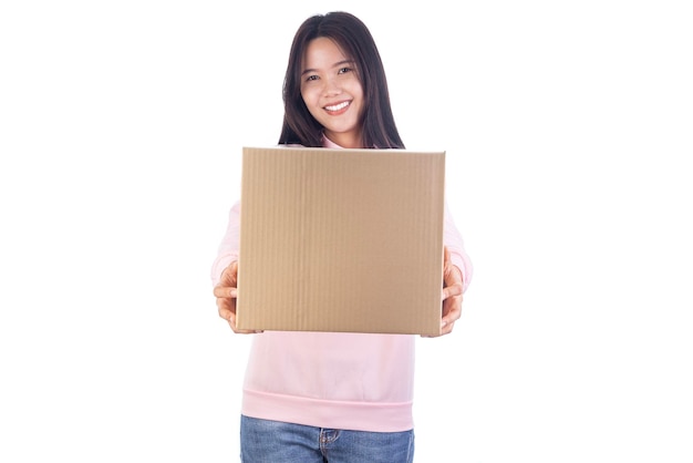 Молодая женщина держит ящик с посылками на белом фоне