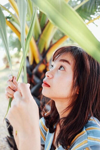 Foto giovane donna con le piante in mano