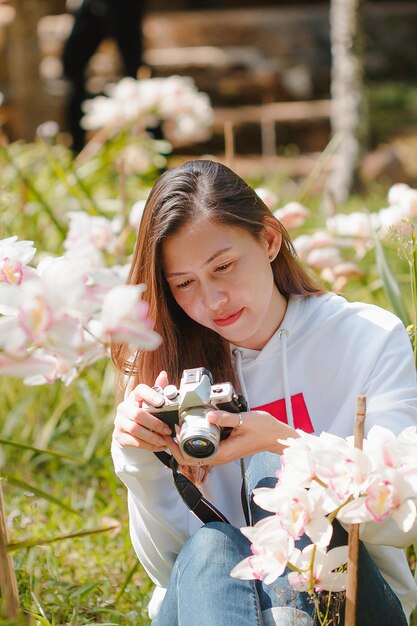 写真 赤い花をかせている若い女性