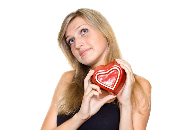 Photo young woman holding a red heart