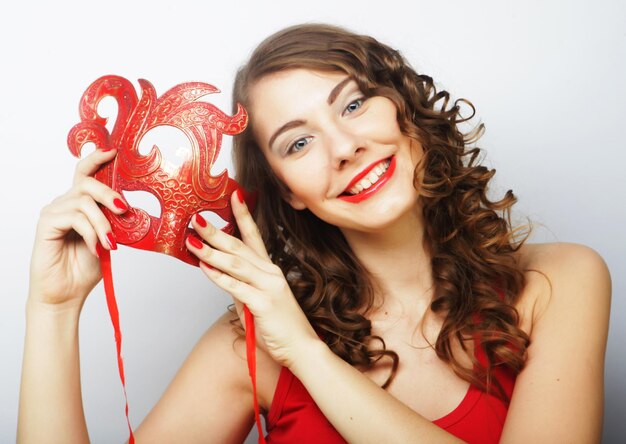 Foto giovane donna con una maschera rossa