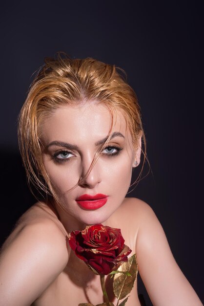 写真 顔スタジオ ショット ロマンチックなセクシーな女性の花の近くに赤いバラとバラの美しさの少女を保持している若い女性