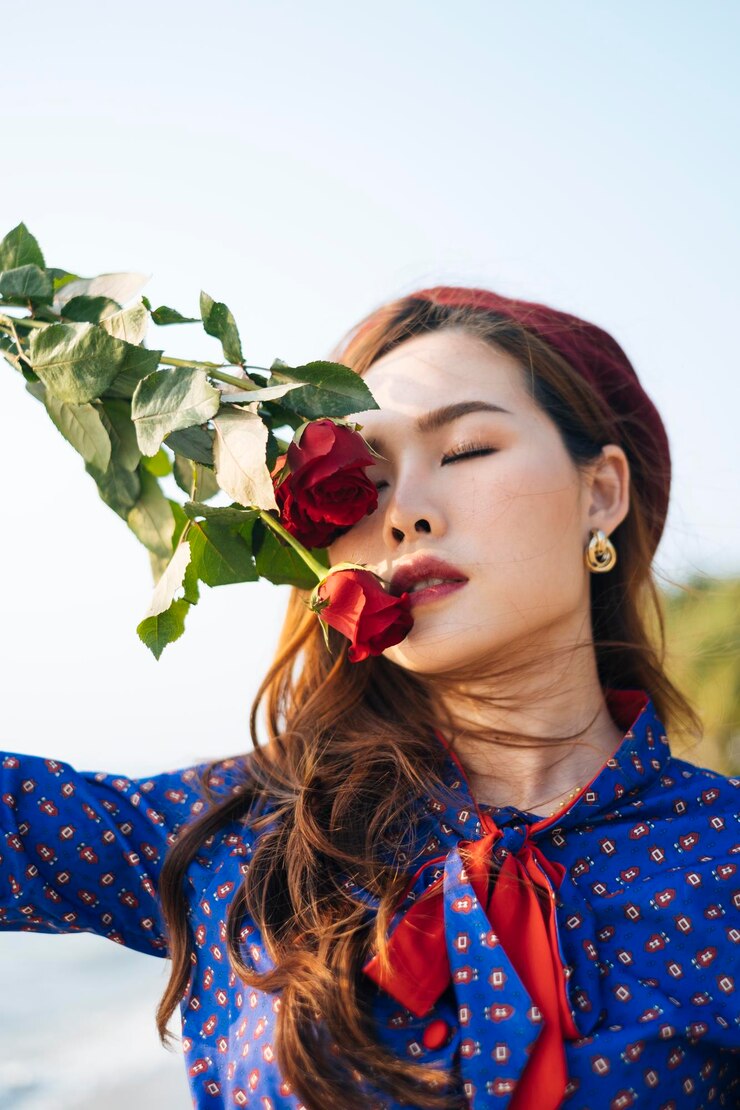 Photo 一位拿着的年轻女人站在天空前