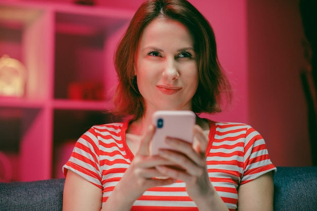 Photo young woman holding smart phone looking at cellphone screen using mobile apps for shopping