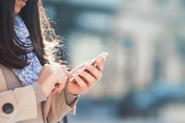 Foto telefono astuto della holding della giovane donna