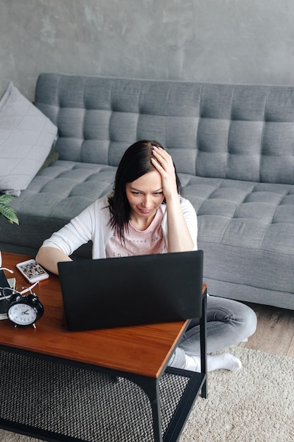 Photo young woman at home planning family budget and finances