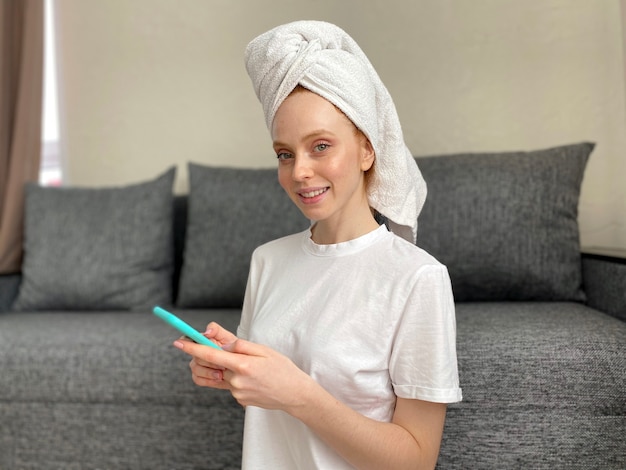 Photo young woman at home with a towel on her head