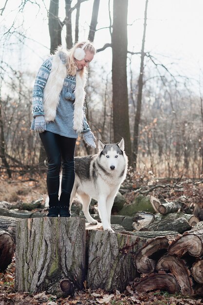 ハスキー犬を抱いて若い女性