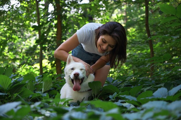 若い女性を抱き締めると彼女の犬をタップ